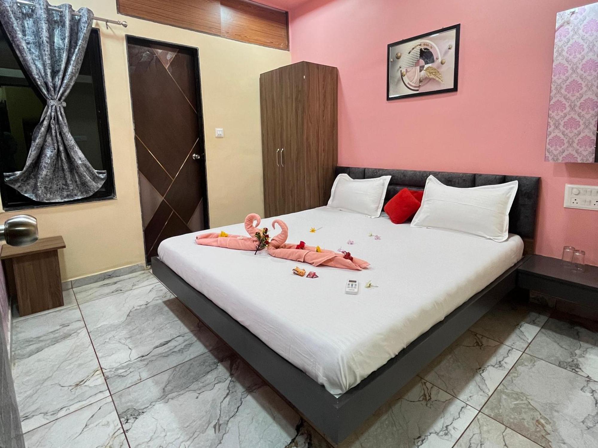 Jai Swaminarayan Delux Apartment Garudeshwar